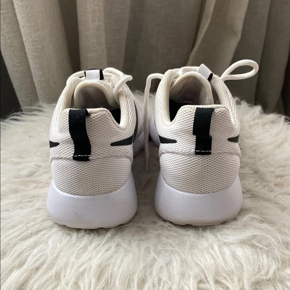 NIKE ROSHE Lightweight Minimalist Sneakers, size 6